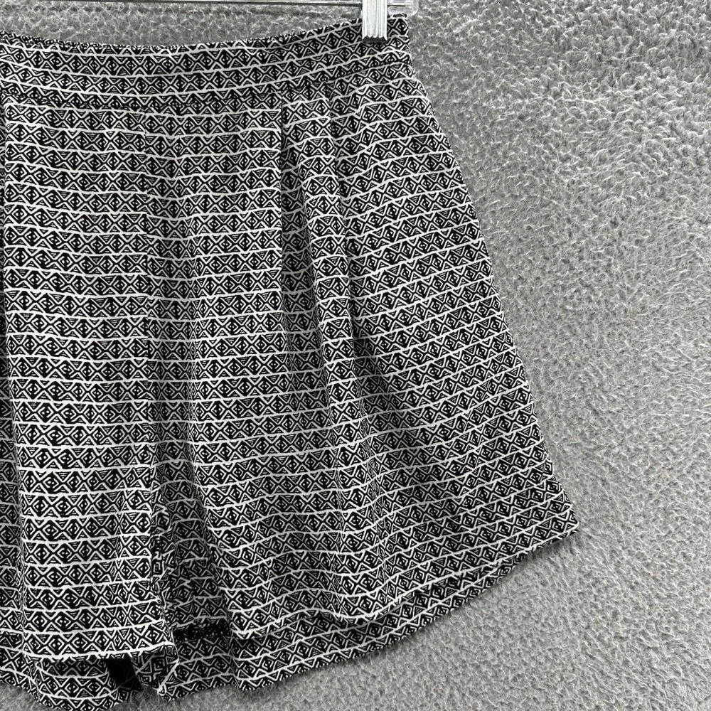 H&M Shorts Women's 8 Black & White Aztec Print Wide Leg Casual Shorts Size‎ 8